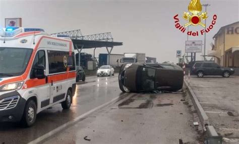 Montecchio Emilia, scontro frontale tra due auto. Due feriti